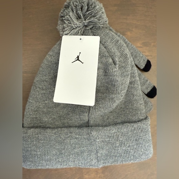 NWT Jordan Gray Beanie and Gloves Set - Picture 6 of 6